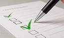 Hand füllt mit einem Kugelschreiber eine Checkliste aus (KI-generiertes Bild)