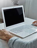 Mensch am Laptop (KI-generiertes Bild)