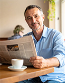 Mann mit Zeitung in der Hand (KI-generiertes Bild)