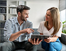 Mann und Frau an einem Tablet (KI-generiertes Bild)