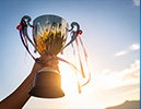 Pokal wird in die Luft gehalten (KI-generiertes Bild)