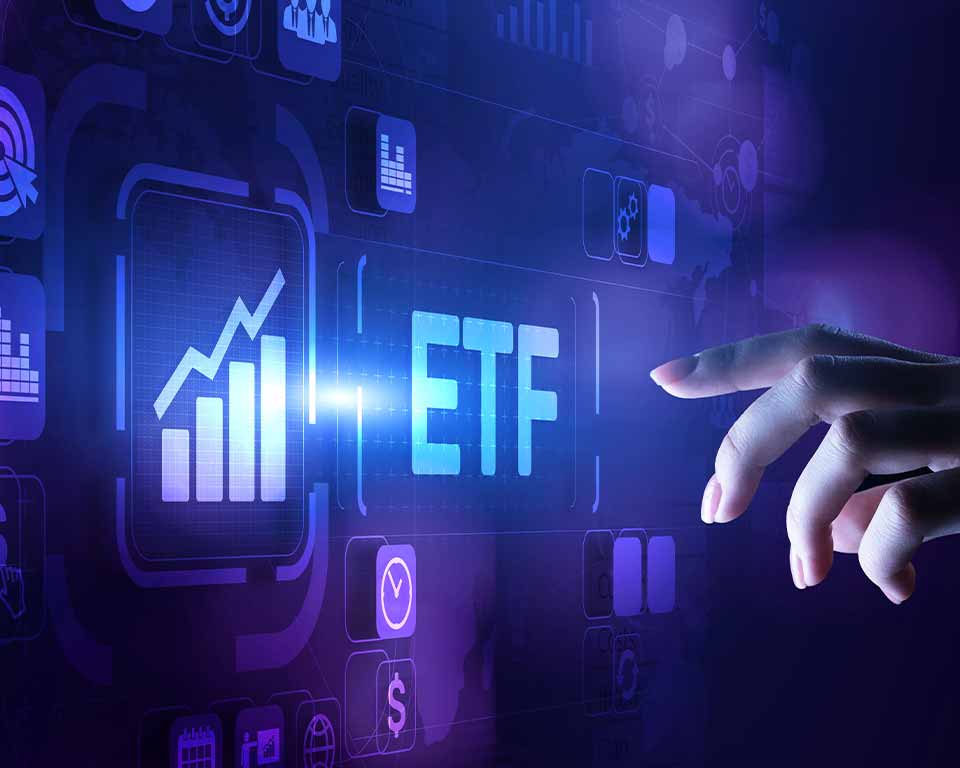  Hand vor einem dreidimensionalen Screen mit Icons und ETF-Schriftzug