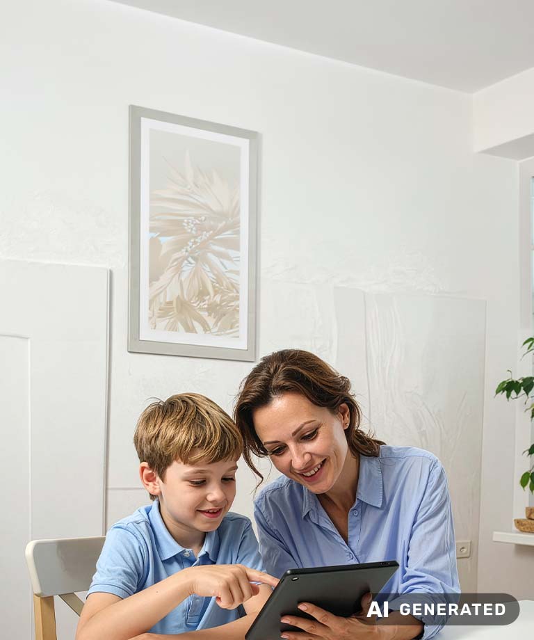 Mutter und Sohn betrachten gemeinsam ein Tablet. Der Junge zeigt auf den Bildschirm, während die Mutter lächelt. (KI-generiertes Bild)